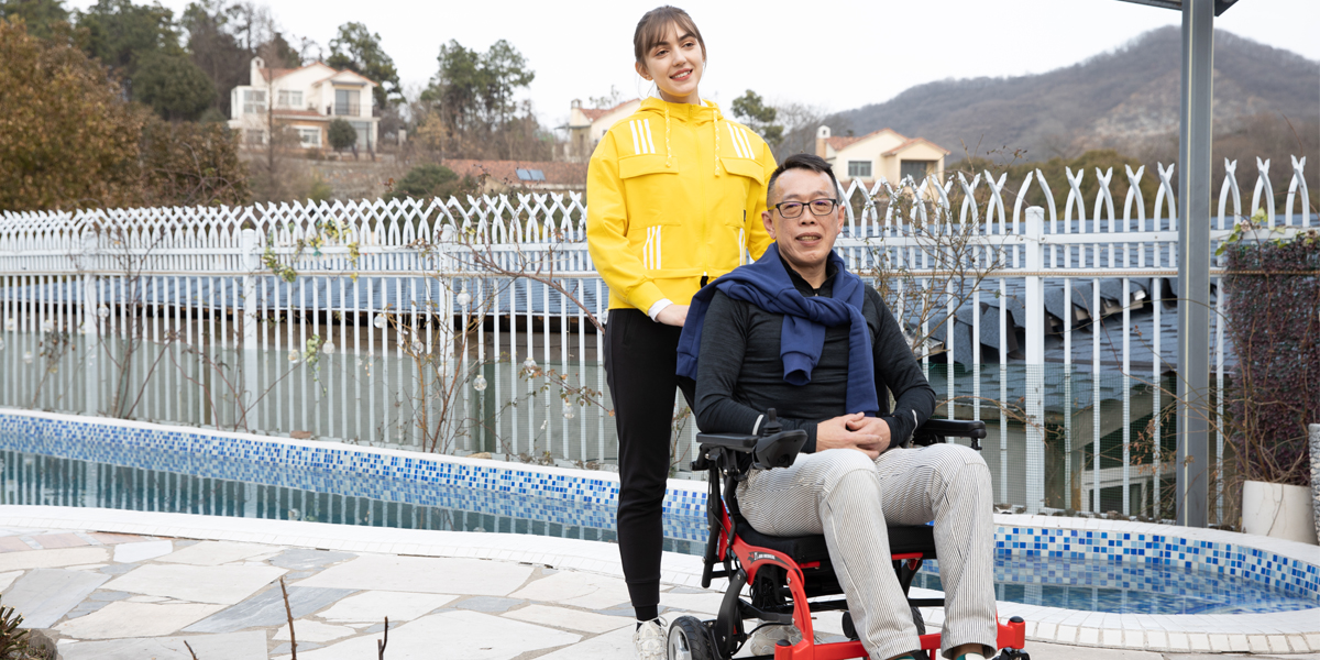 Cadeia de rodas el&eacute;tricas idosas